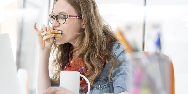 仕事の効率アップに効果的なランチ休憩をとる女性